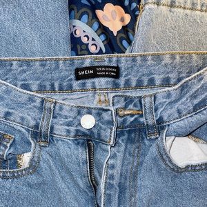 Stone wash middle-waisted straight jeans